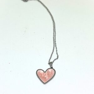 Κολιέ καρδιά σε ασημί χρώμα με ροζ σχέδιο