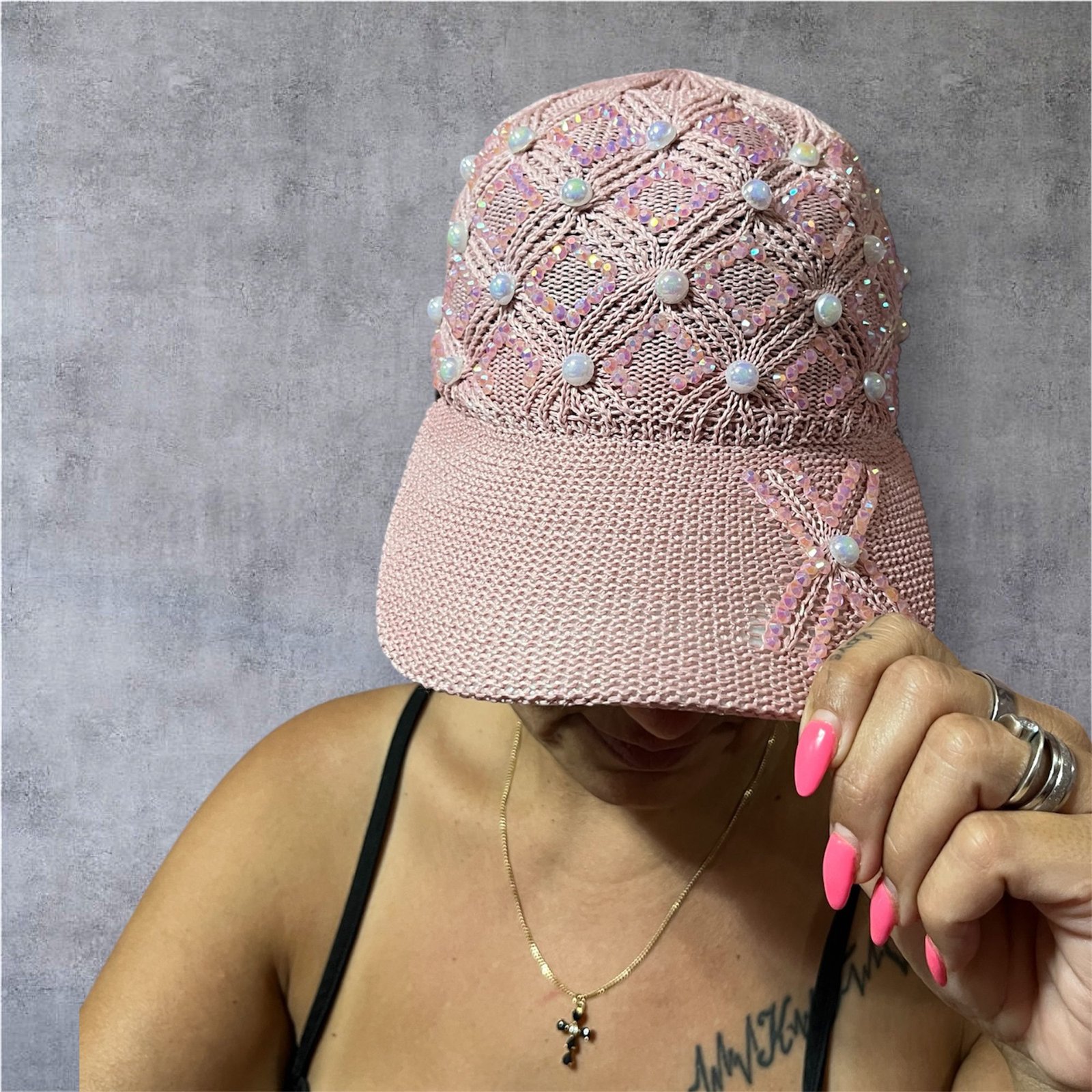 Kαπέλο jockey σε ροζ χρώμα σαν πλεκτό με χάντρες άσπρες