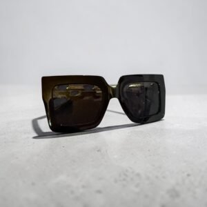 Γυαλιά ηλίου σε μαύρο χρώμα και χρυσό σκελετό