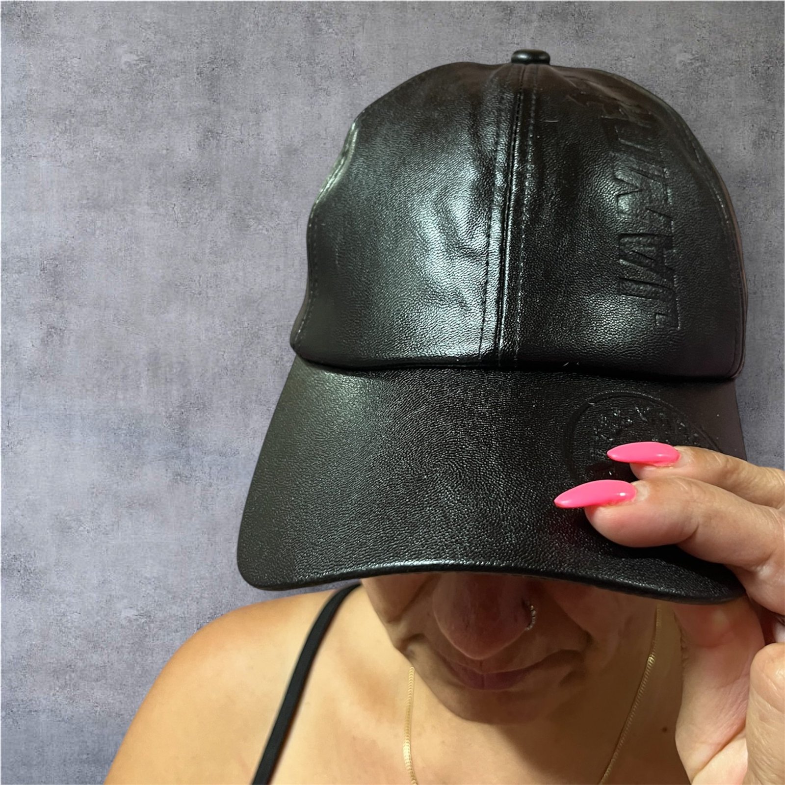 Καπέλο jockey σε μαύρο χρώμα δερματίνη με λογότυπο