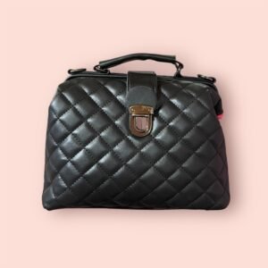 Τσάντα σε μαύρο χρώμα καπιτονέ