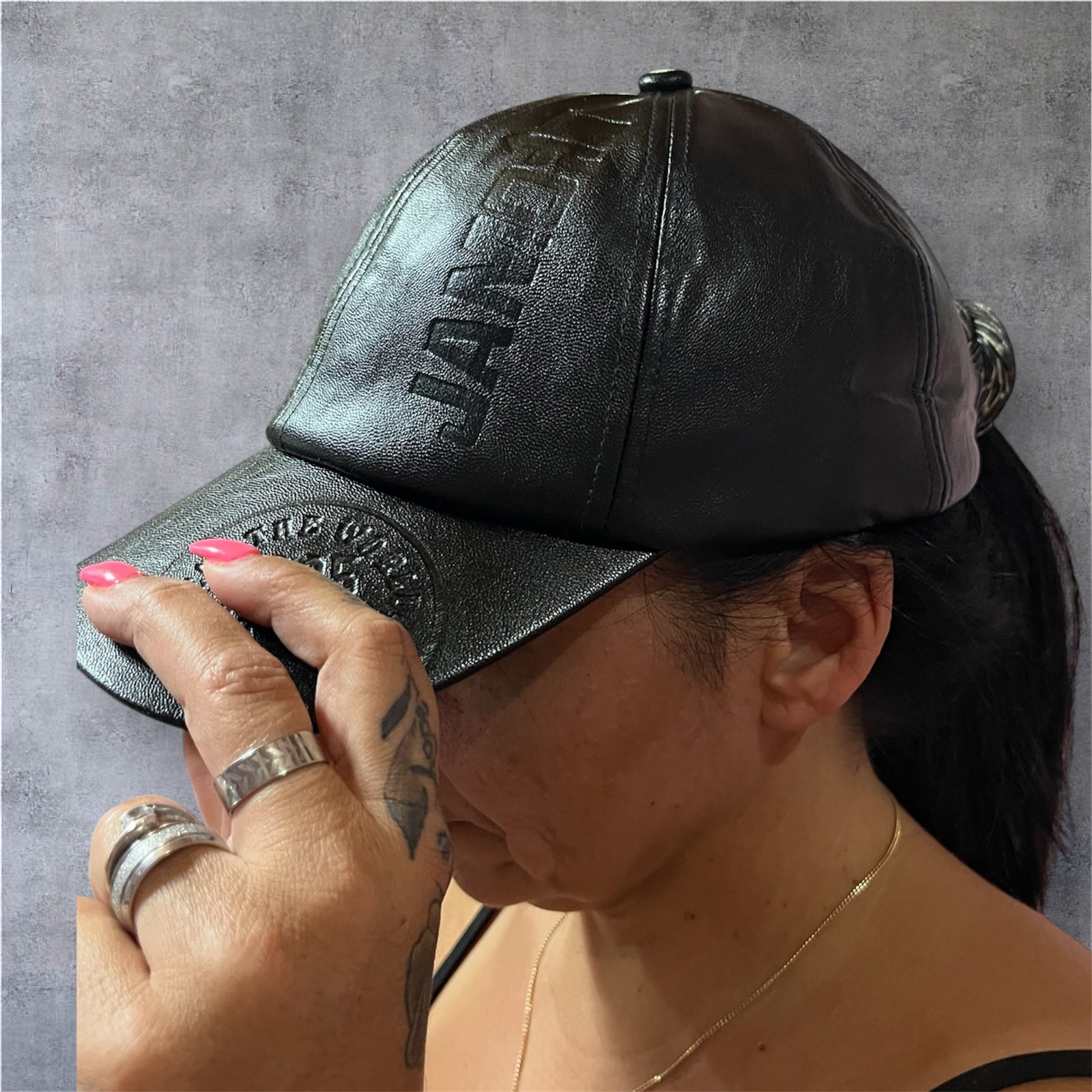 Καπέλο jockey σε μαύρο χρώμα δερματίνη με λογότυπο - Image 2