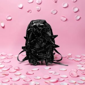 Τσάντα μαύρη bagpack γυαλιστερή ανάγλυφη με ιδιαίτερο σχήμα