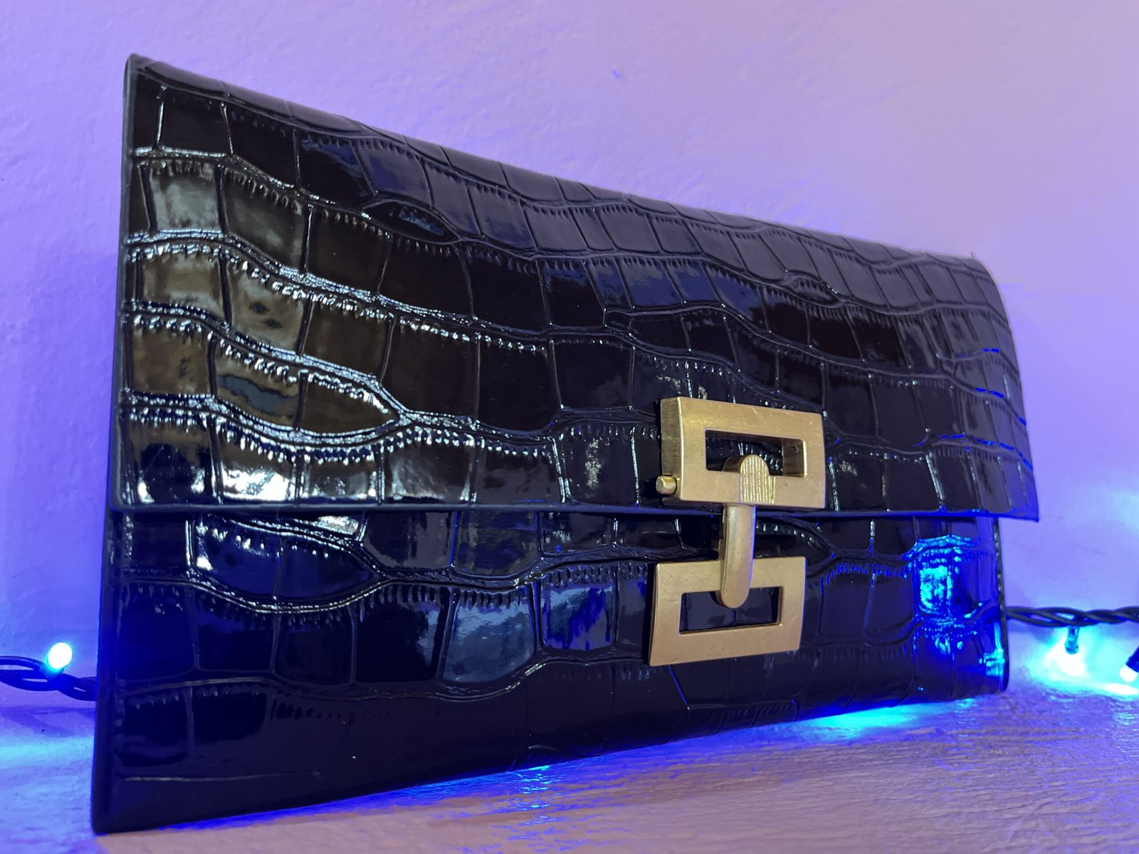 Τσάντα σε μαύρο χρώμα φάκελος ανάγλυφη - Image 2