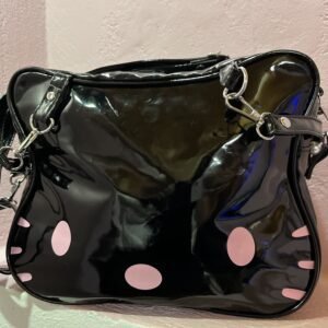 Τσάντα μαύρη γυαλιστερή με ροζ προσωπάκι hello kitty