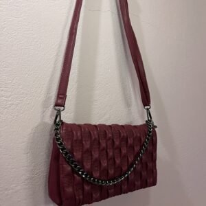 Τσάντα σε φούξια χρώμα με συνθετικό δέρμα και χρυσή αλυσίδα