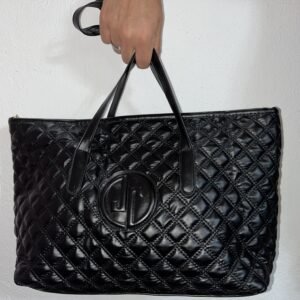 Τσάντα σε μαύρο χρώμα γυαλιστερή ανάγλυφη