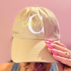 Καπέλο σε μπεζ χρώμα με λεπτομέρεια λογότυπο