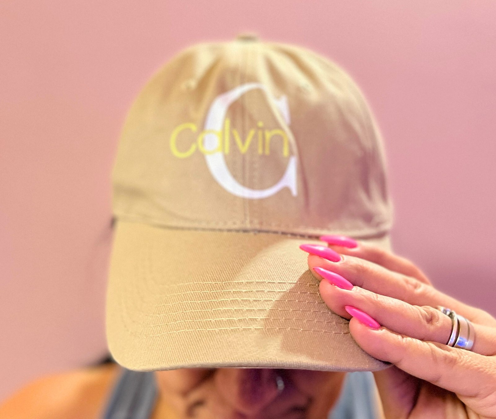 Καπέλο σε μπεζ χρώμα με λεπτομέρεια λογότυπο