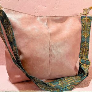 Τσάντα ροζ με συνθετικό δέρμα με ιδιαίτερο λουρί