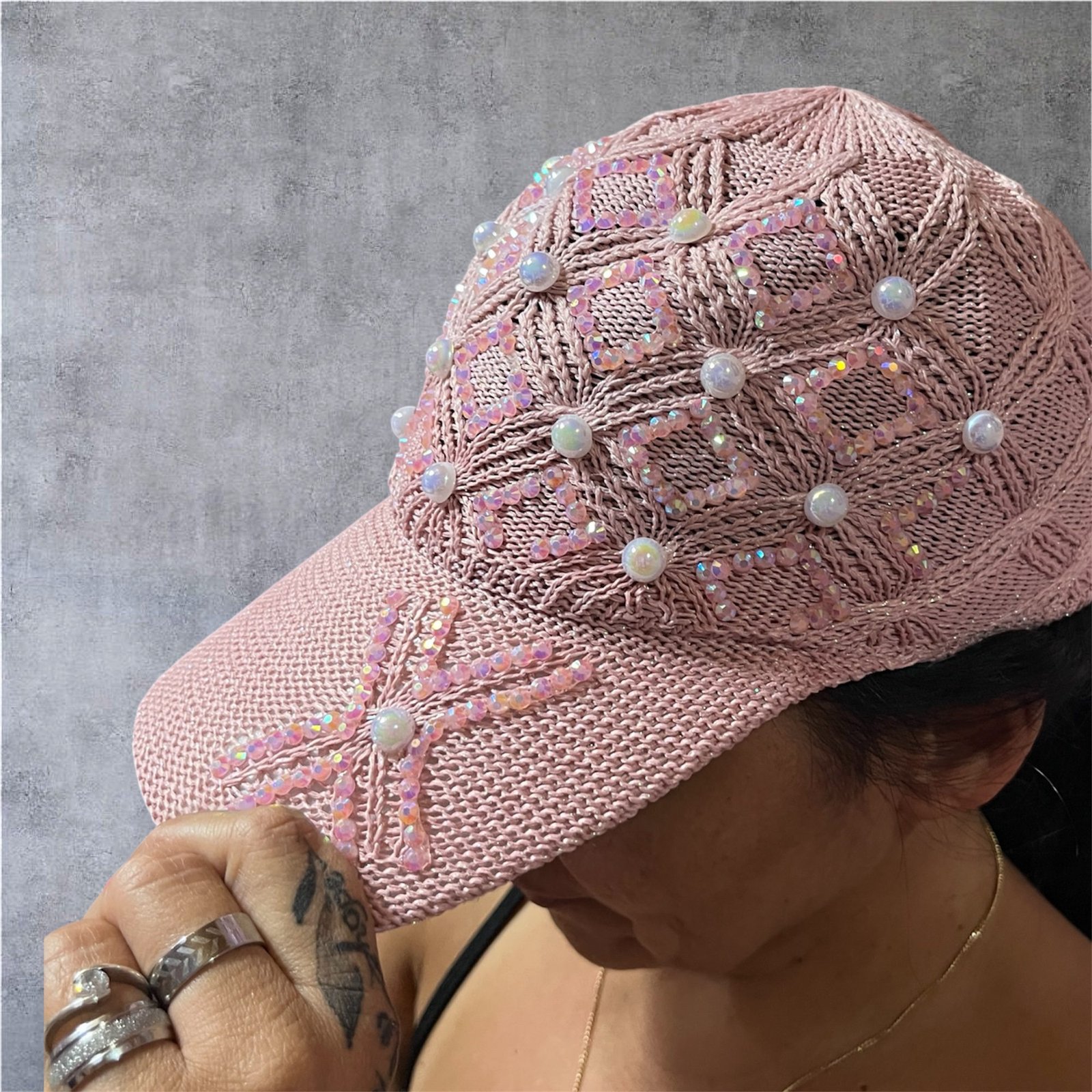 Kαπέλο jockey σε ροζ χρώμα σαν πλεκτό με χάντρες άσπρες - Image 2