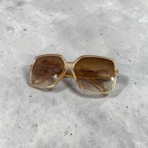 Γυαλιά ηλίου σε χρυσό χρώμα με χρυσό σκελετό