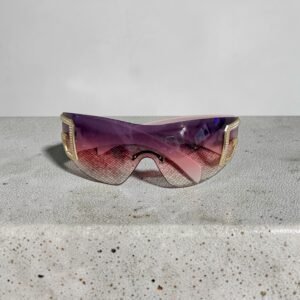 Γυαλιά ηλίου μάσκα σε ροζ χρώμα με χρυσή λεπτομέρεια στο πλάι