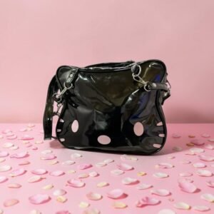 Τσάντα μαύρη γυαλιστερή με ροζ προσωπάκι hello kitty