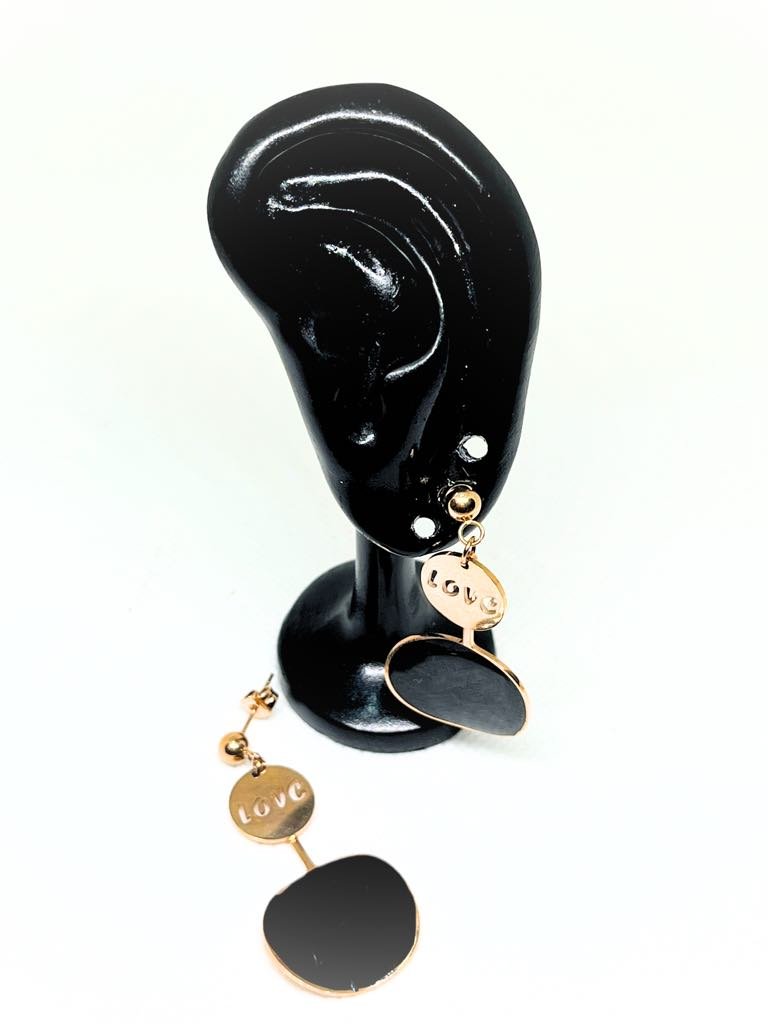 Ατσάλινα σκουλαρίκια σε χρώμα χρυσό που γράφουν love - Image 2