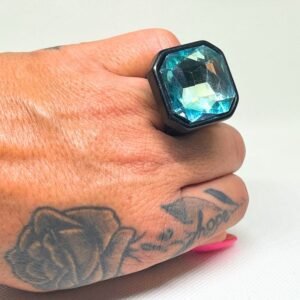 Πλαστικό δαχτυλίδι τετράγωνο σε γαλάζιο χρώμα και μπλε χρώμα