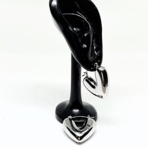 Ατσάλινα σκουλαρίκια σε ασημί χρώμα και σχήμα καρδιά