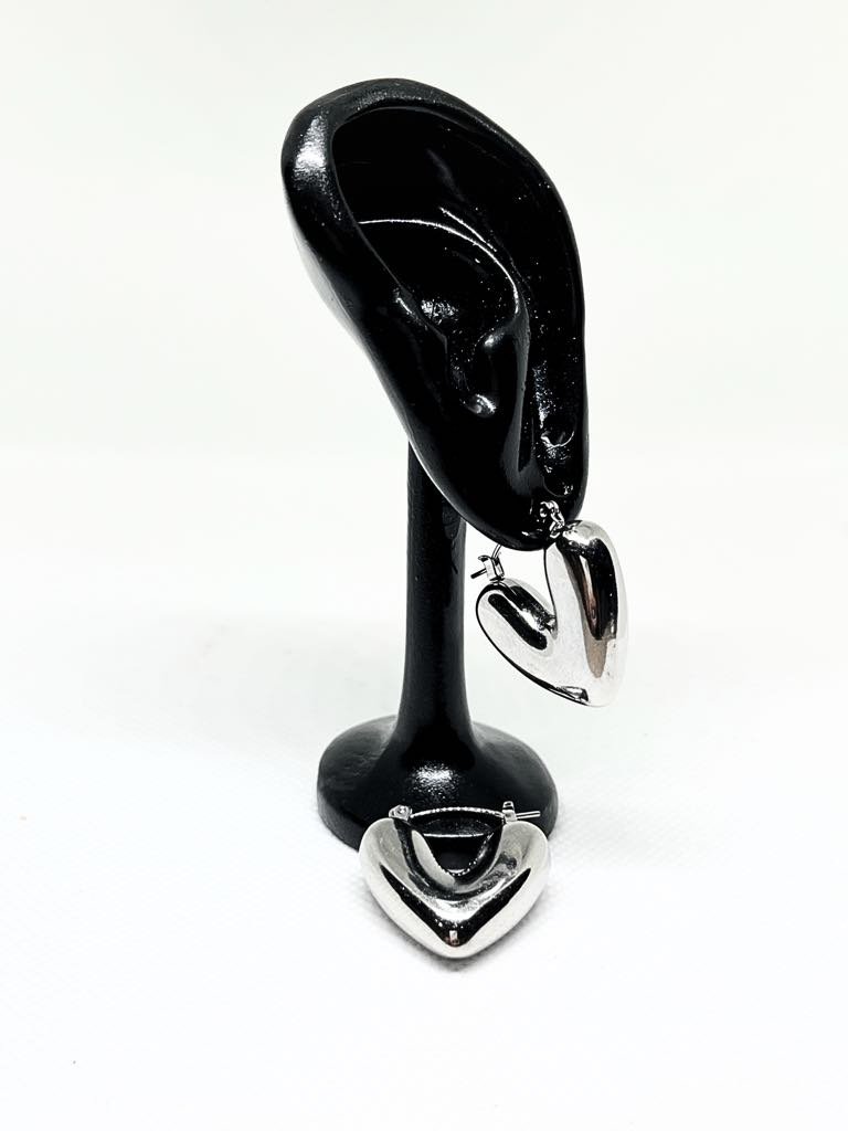 Ατσάλινα σκουλαρίκια σε ασημί χρώμα και σχήμα καρδιά