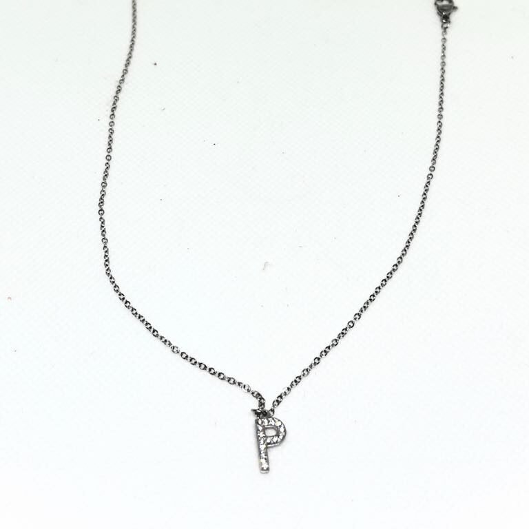 Κολιέ γράμμα P σε ασημί χρώμα