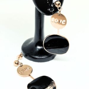 Ατσάλινα σκουλαρίκια σε χρώμα χρυσό που γράφουν love