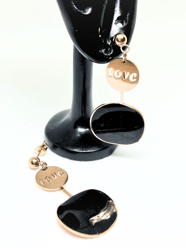 Ατσάλινα σκουλαρίκια σε χρώμα χρυσό που γράφουν love