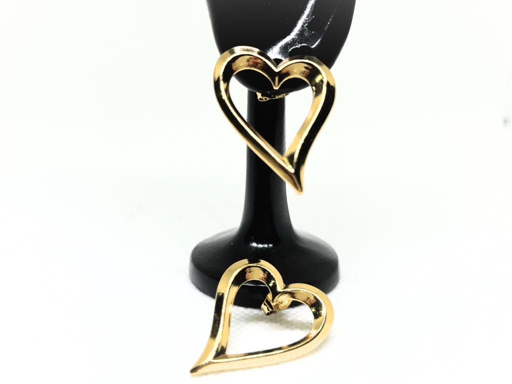 Ατσάλινα σκουλαρίκια σε χρυσό χρώμα και σχήμα καρδιάς