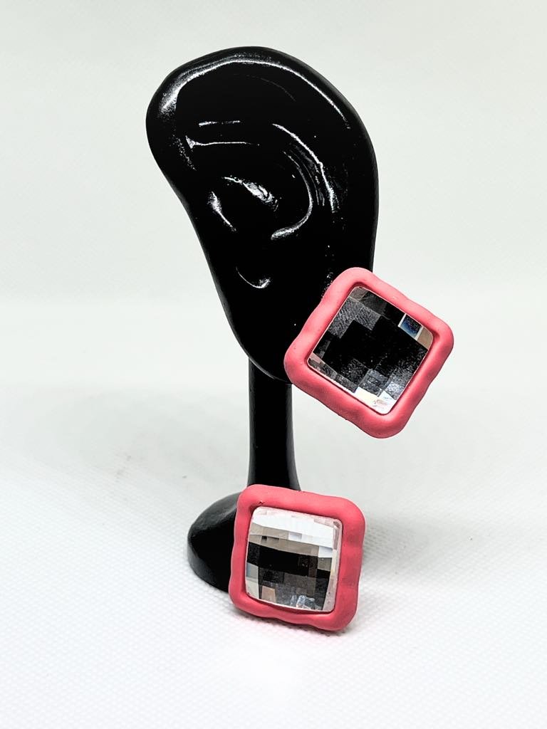 Σκουλαρίκια με ατσάλινο κούμπωμα σε σχήμα τετράγωνο και χρώμα ροζ