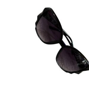 Γυαλιά ηλίου σε μαύρο χρώμα με σχέδιο σιδερένιο στο πλάι