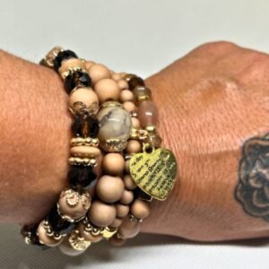 Βραχιόλι με πέρλες σε ροζ σκούρο χρώμα