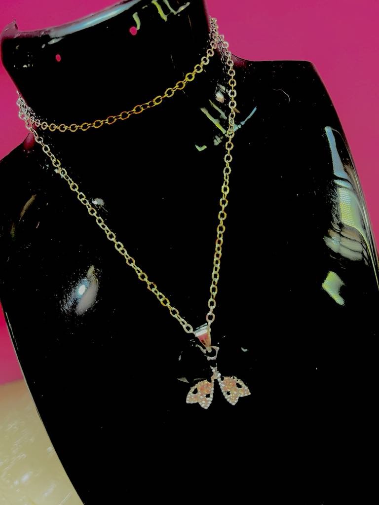 Κολιέ φιόγκος με μαύρες καρδιές σε ασημί χρώμα - Image 2