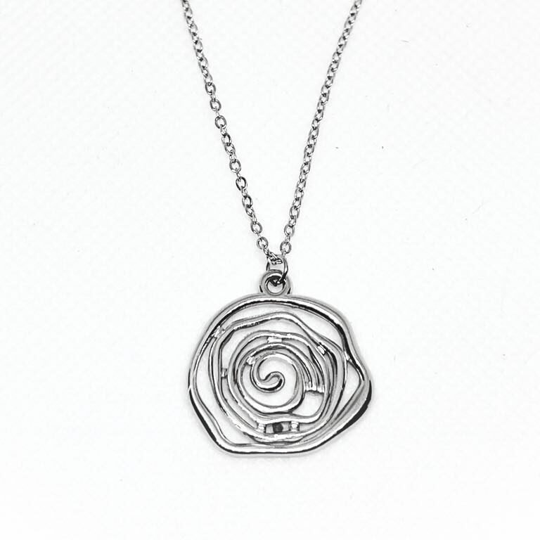 Κολιέ δίσκος με σχέδιο σε ασημί χρώμα