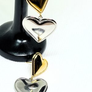 Ατσάλινα σκουλαρίκια με διχρωμία ασημί και χρυσό σε σχήμα καρδιάς