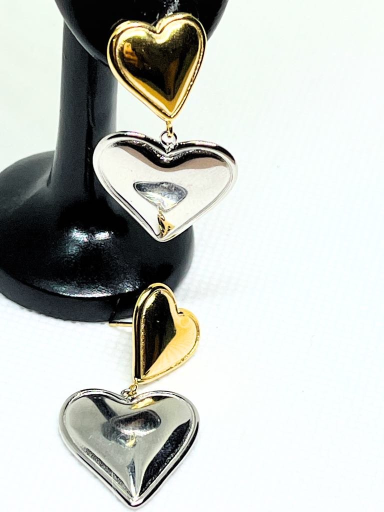 Ατσάλινα σκουλαρίκια με διχρωμία ασημί και χρυσό σε σχήμα καρδιάς