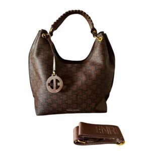 Τσάντα σε καφέ ή μαύρο χρώμα με καφέ ή μαύρες λεπτομέρειες