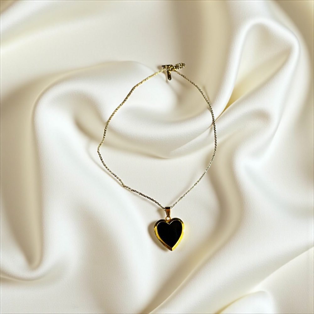 Ατσάλινο κολιέ με σχήμα καρδιά σε μαύρο χρώμα