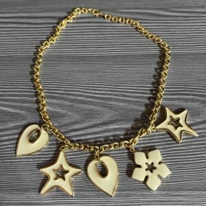 Ατσάλινο κολιέ με κρεμαστά σε χρυσό χρώμα