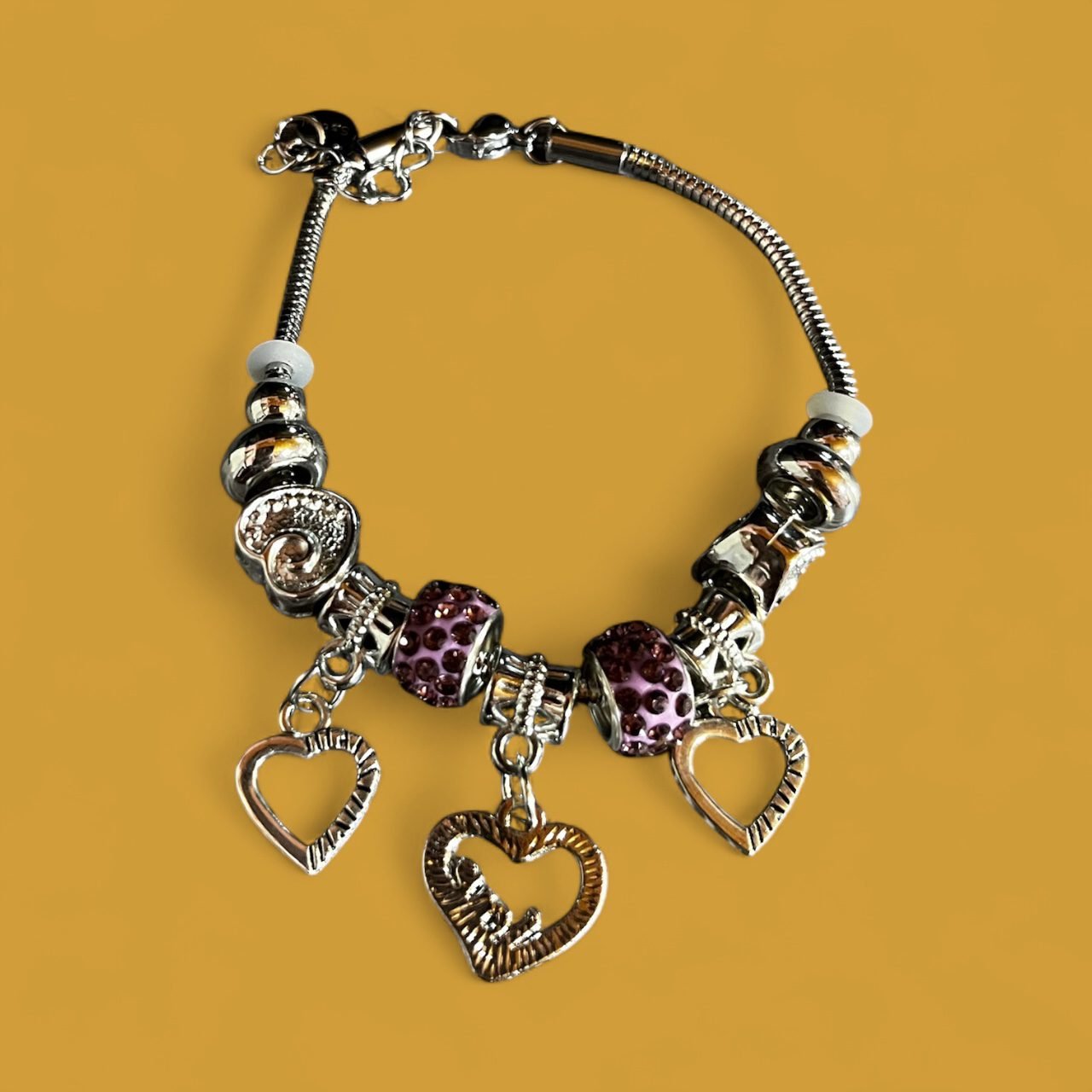 Ατσάλινο βραχιόλι σε ασημί χρώμα με κρεμαστά καρδιές