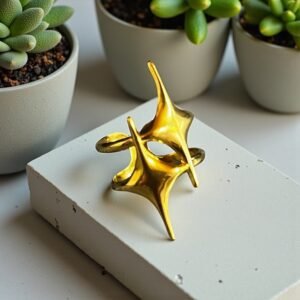 Ατσάλινο δαχτυλίδι με μοντέρνο περίτεχνο σχέδιο σε χρυσό χρώμα