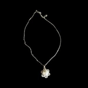 Ατσάλινο κολιέ με σχέδιο μαργαριτάρι