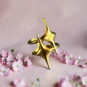 Ατσάλινο δαχτυλίδι με μοντέρνο περίτεχνο σχέδιο σε χρυσό χρώμα