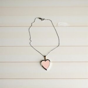 Ατσάλινο κολιέ με ροζ καρδιά σε ασημί χρώμα