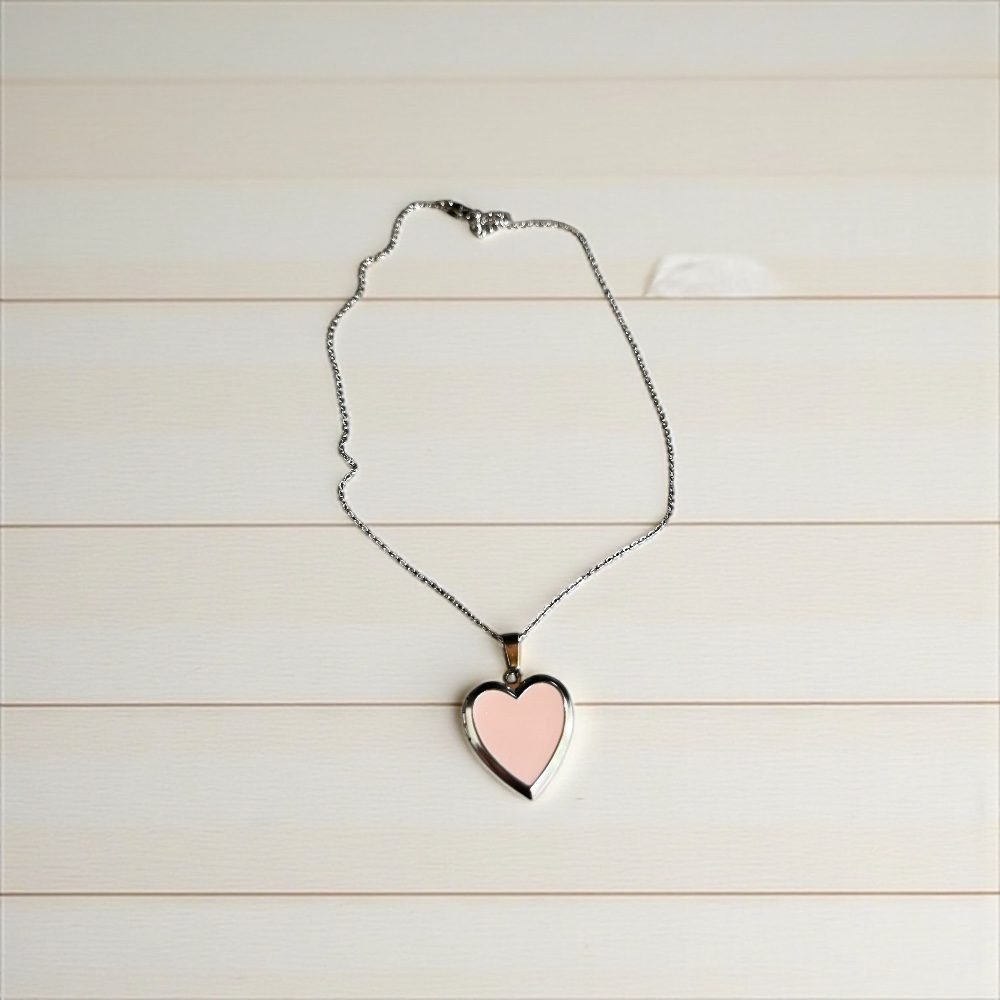 Ατσάλινο κολιέ με ροζ καρδιά σε ασημί χρώμα