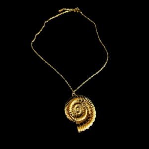 Ατσάλινο κολιέ σαλιγκάρι σε χρυσό χρώμα