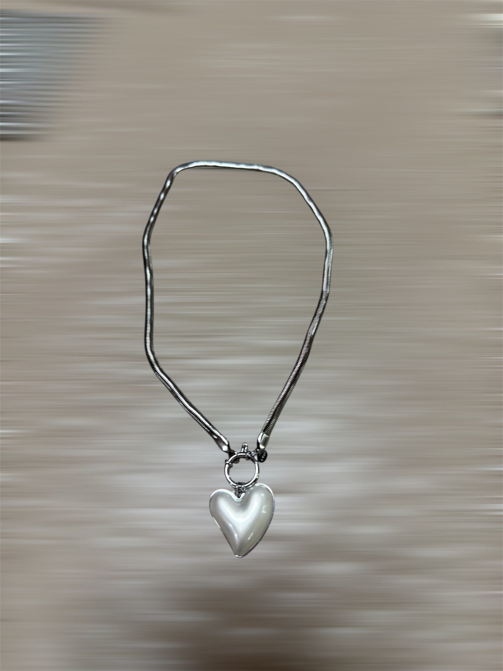 Ατσάλινο κολιέ με σχήμα καρδιά σε άσπρο χρώμα και ασήμι αλυσίδα
