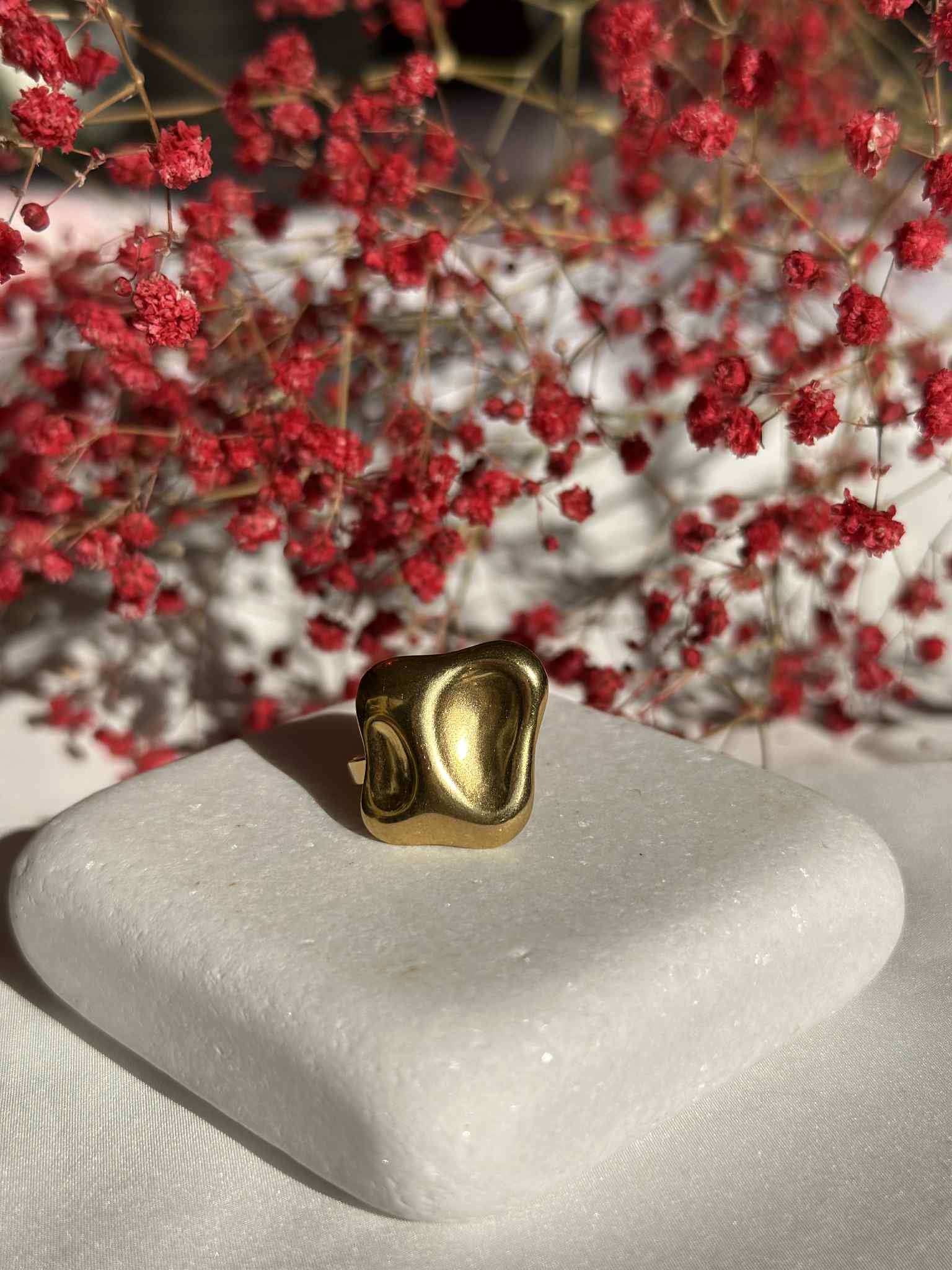 Ατσάλινο δαχτυλίδι με μοντέρνο αφηρημένο σχέδιο σε χρυσό χρώμα και ασημί χρώμα