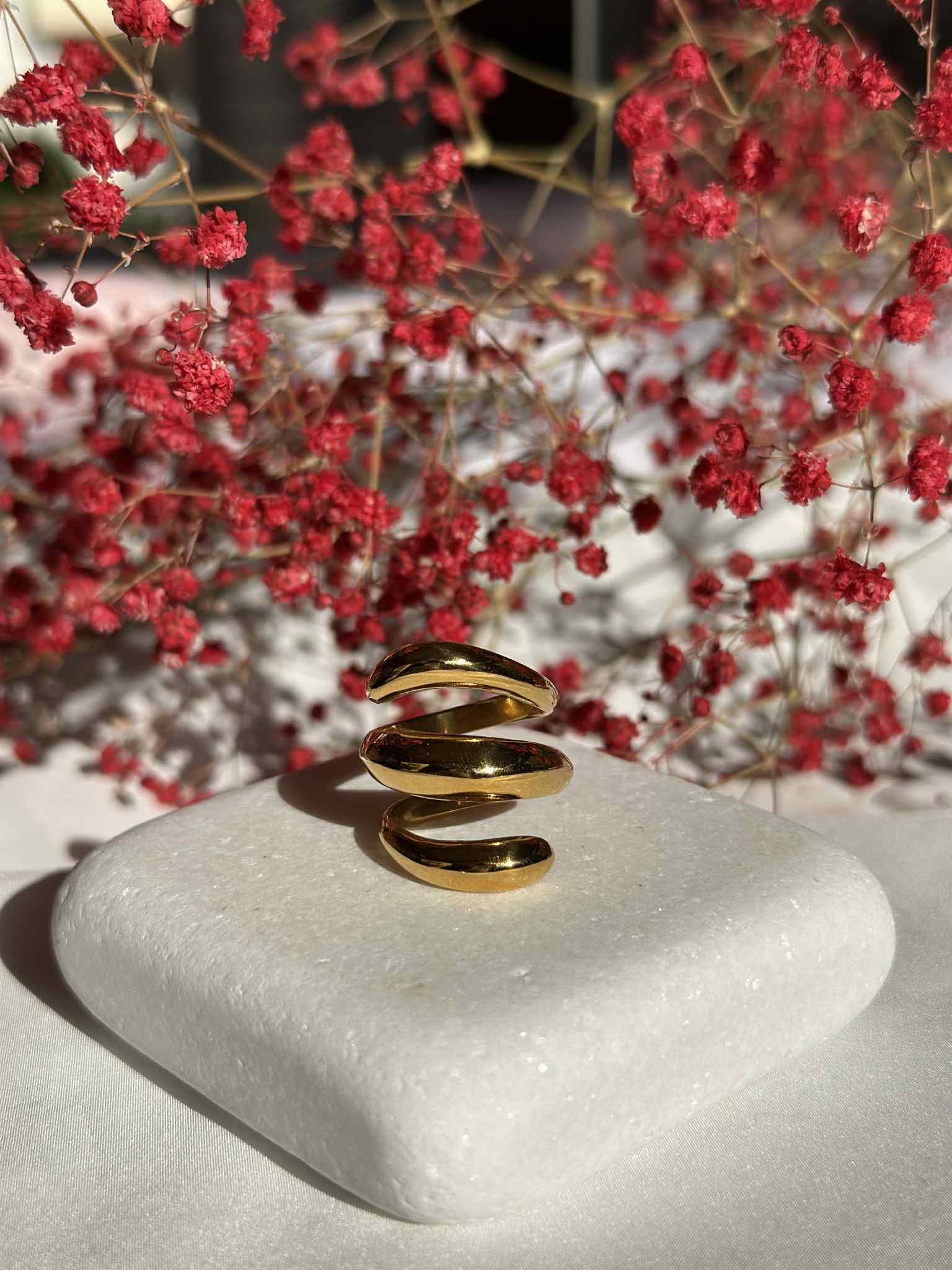 Ατσάλινο δαχτυλίδι σε Μοντέρνο χρυσό χρώμα με σπειροειδή, γλυπτικό σχεδιασμό - Image 3