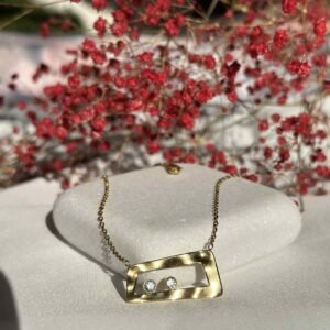 Ατσάλινο κολιέ με Μοντέρνο Γεωμετρικό Στοιχείο & Λαμπερές Λεπτομέρειες σε Χρυσό Χρώμα