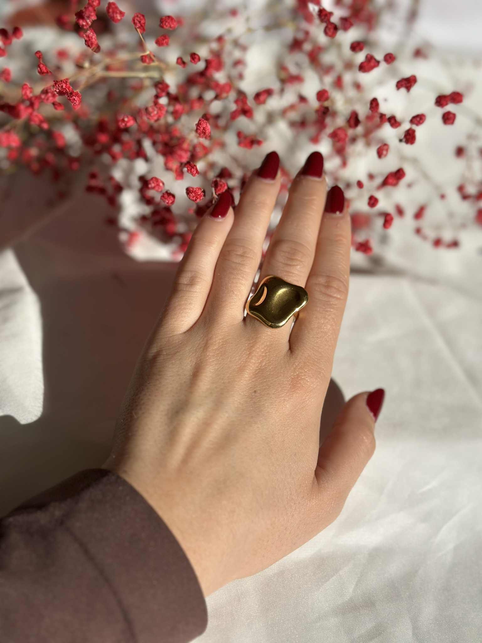 Ατσάλινο δαχτυλίδι με μοντέρνο αφηρημένο σχέδιο σε χρυσό χρώμα και ασημί χρώμα - Image 2