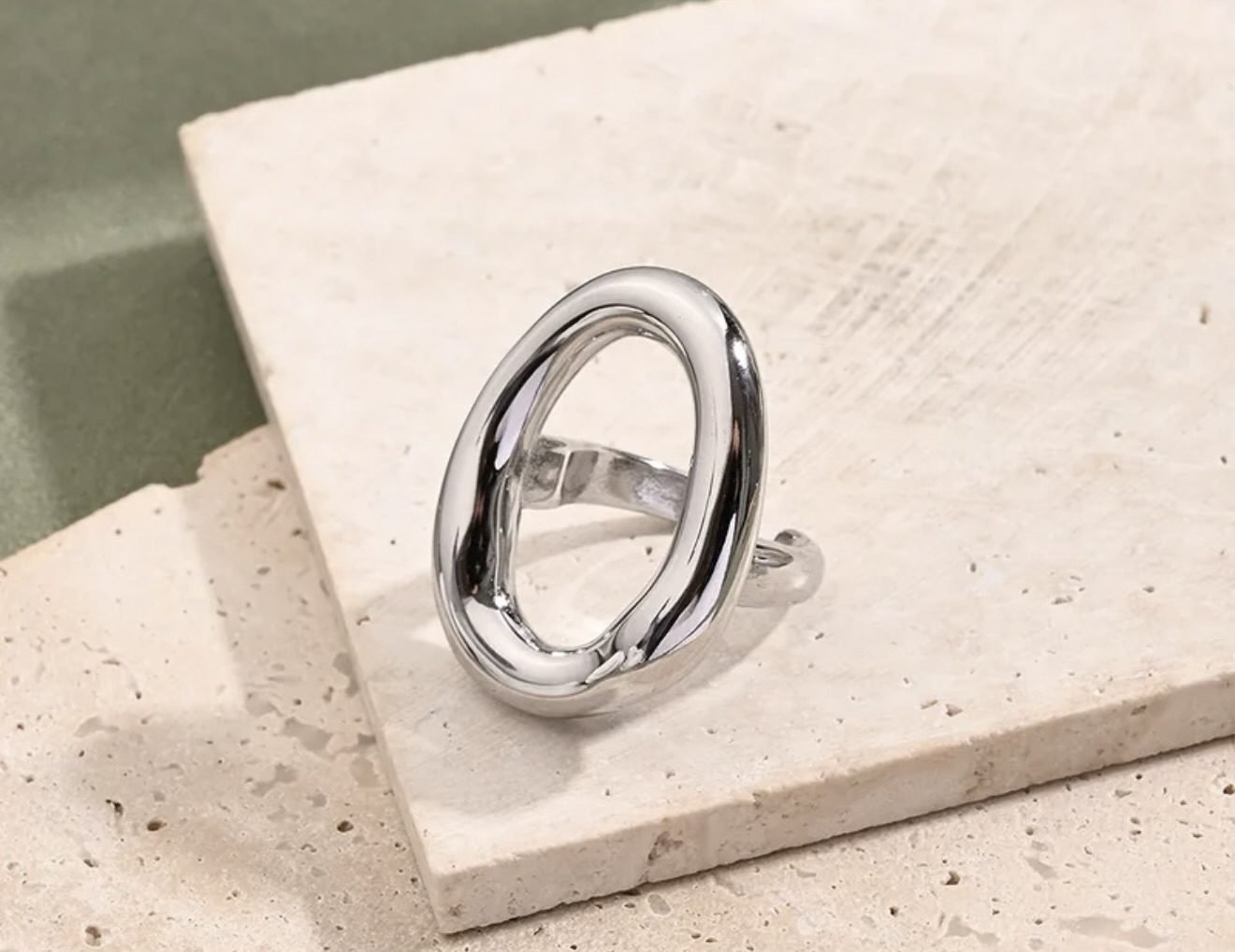 Ατσάλινο δαχτυλίδι με κυκλικό σχήμα σε ασημί χρώμα και χρυσό χρώμα