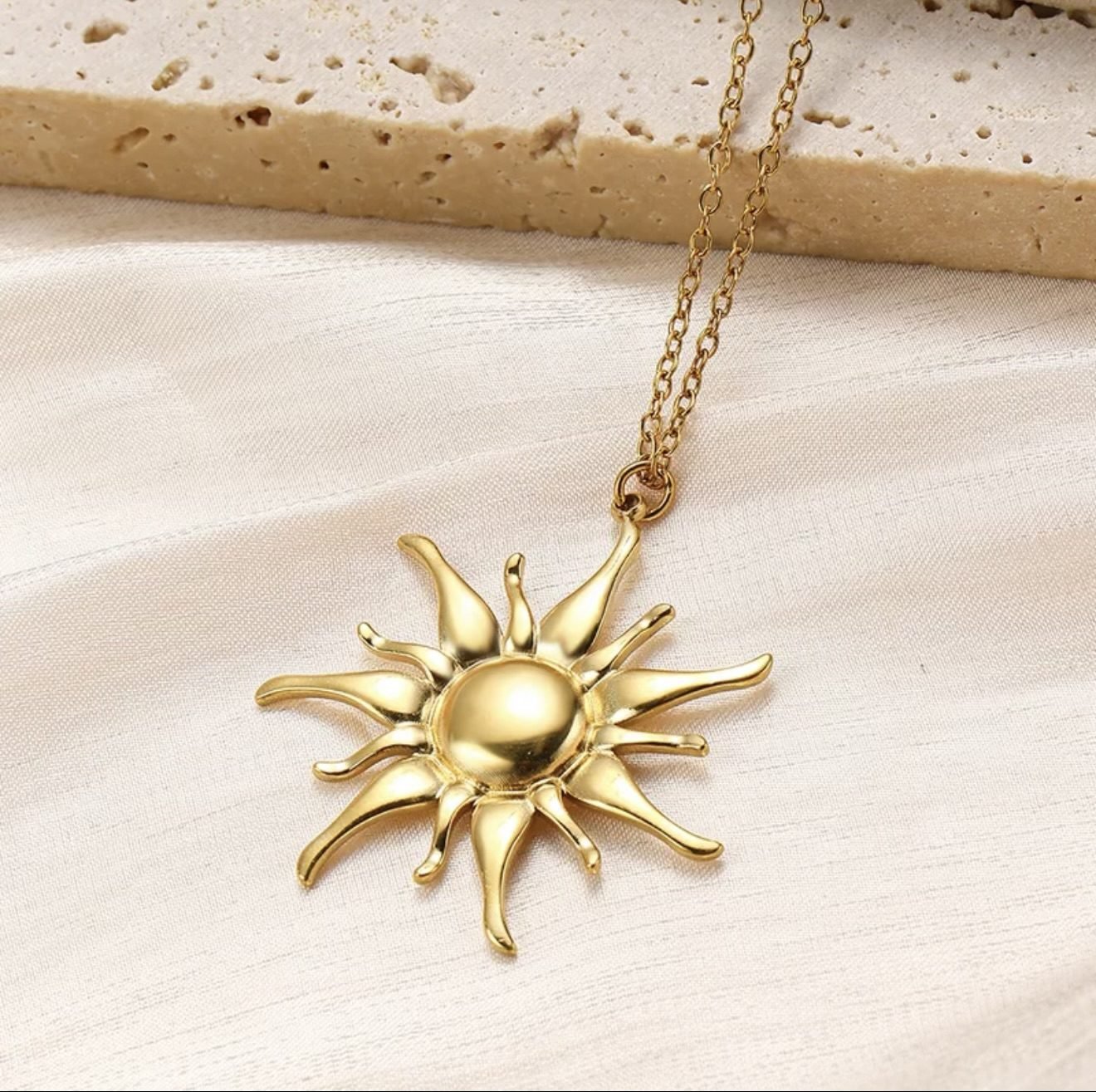 Ατσάλινο κολιέ σε χρυσό χρώμα με σχέδιο ήλιο